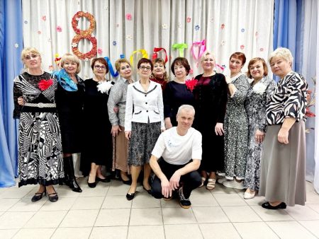Душевные песни, зажигательные танцы, теплые слова и подарки