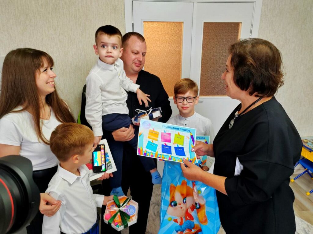 Поздравление многодетной семьи Войлоковых с началом нового учебного года (19.08.2025)