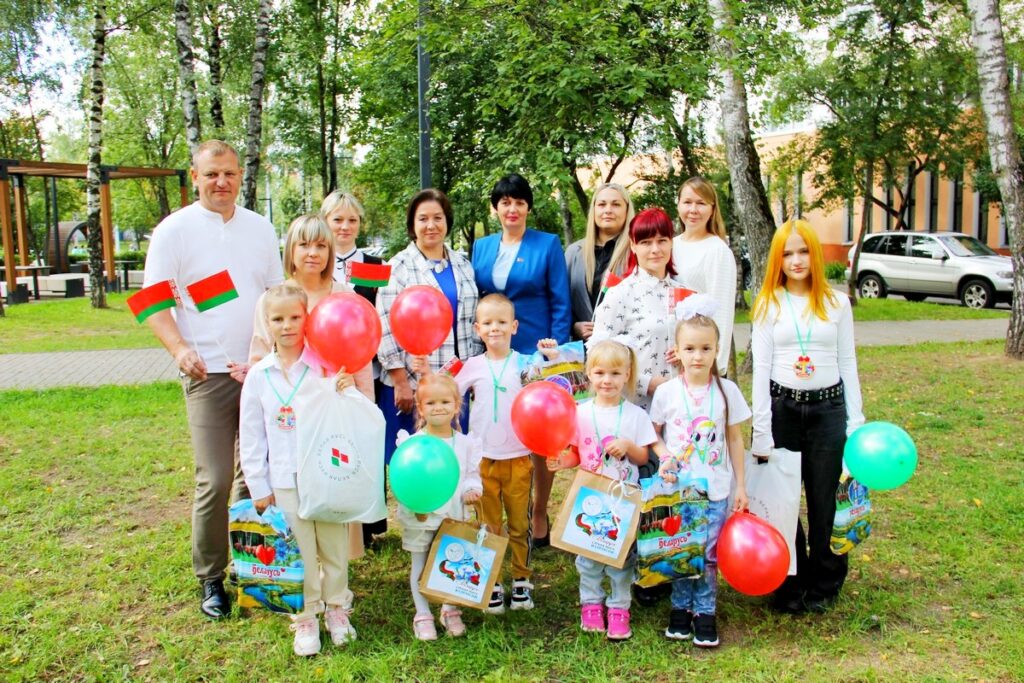 Поздравление многодетных семей с началом учебного года (28.08.2025)