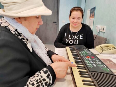 Мелодии добра: Как пожилые волонтеры дарят радость музыки людям с инвалидностью